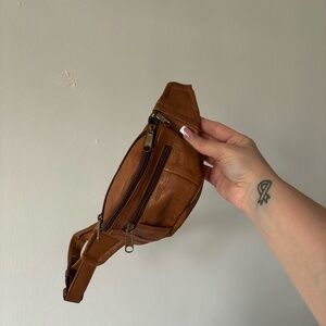 Khaki leather fanny bag
